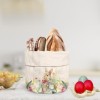 Coș de pâine din bumbac 16x21 cm, model Vinca, cu imprimeu de iepuraș și flori pastelate, ideal pentru decorul mesei de Paște.