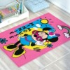 Covor Disney pentru copii cu Minnie Mouse, în culori roz, galben, albastru și negru, cu desene animate detaliate, soare, curcubeu și flori.
