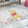 Covor Disney pentru copii cu Winnie the Pooh, în culori galben, roșu, verde și alb, cu desene animate detaliate și motive florale.