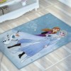 Covor Disney pentru copii cu personaje Elsa, Anna și Olaf, în culori albastru, alb și mov, cu desene animate detaliate și stele.