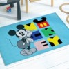 Covor Disney pentru copii cu Mickey Mouse, în culori albastru, negru, galben, verde și roșu, cu desene animate detaliate și blocuri de culoare.