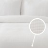Cuvertura waffle alba 200x220cm asezata pe pat dublu, cu doua fete de perna asortate, in decor luminos si natural