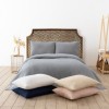 Cuvertura pat dublu 200x220cm cu textura tip fagure, culoare gri, cu doua fete de perna asortate