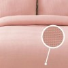 Cuvertura waffle roz pudra 200x220cm pe pat dublu, cu doua fete de perna si decor minimalist feminin