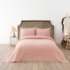 Cuvertura waffle roz pudra 200x220cm pe pat dublu, cu doua fete de perna si decor minimalist feminin