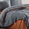 Set cuvertura 220x240cm cu cearceaf pat si fete perna cu ciucuri Bohemline V1 din bumbac gri, expus pe pat