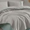 Set cuvertura 220x240cm cu cearceaf pat si fete perna cu ciucuri Bohemline V10 din bumbac gri/verde menta, expus pe pat