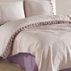 Set cuvertura 220x240cm cu cearceaf pat si fete perna cu ciucuri Bohemline V8 din bumbac roz/mov, expus pe pat