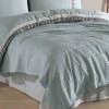 Set cuvertura 220x240cm cu cearceaf pat si fete perna cu ciucuri Bohemline V9 din bumbac verde menta/gri, expus pe pat