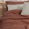 Set Vilo Caramiziu – cuvertură pique caramizie și fețe pernă bej brodate, expus pe pat