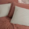 Set Vilo Caramiziu – cuvertură pique caramizie și fețe pernă bej brodate, expus pe pat