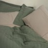 Set Vilo Verde – cuvertură pique verde și fețe pernă bej brodate, expus pe pat