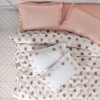 Set Alvin Somon – cuvertură jacquard reliefată și fețe pernă puff brodate, expus pe pat