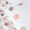 Set Alvin Somon – cuvertură jacquard reliefată și fețe pernă puff brodate, expus pe pat