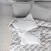 Set Eldon Gri – cuvertură jacquard zig-zag și fețe pernă puff brodate, expus pe pat