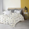 Set Leroy Gri – cuvertură jacquard și fețe pernă puff brodate, expus pe pat