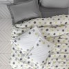 Set Leroy Gri – cuvertură jacquard și fețe pernă puff brodate, expus pe pat