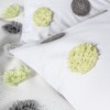Set Leroy Gri – cuvertură jacquard și fețe pernă puff brodate, expus pe pat