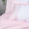 Set Spruce roz pudra– cuvertură pique 60 % bumbac / 40 % bambus, cearceaf și 4 fețe de pernă brodate