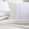 Set Chaste Stone bej – cuvertură pique 60 % bumbac / 40 % bambus, cearceaf și 4 fețe de pernă brodate