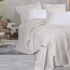 Set Chaste Stone bej – cuvertură pique 60 % bumbac / 40 % bambus, cearceaf și 4 fețe de pernă brodate
