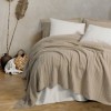 Set Vilo Bej – cuvertură pique texturată și fețe pernă brodate, expus pe pat în decor natural