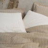 Set Vilo Bej – cuvertură pique texturată și fețe pernă brodate, expus pe pat în decor natural