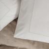 Set Vilo Bej – cuvertură pique texturată și fețe pernă brodate, expus pe pat în decor natural