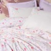 Cuvertura bumbac cu flori lila si roz Winsome Lila, cearceaf si fete de perna