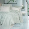 Set Brisa Mint – cuvertură pique lyocell/bumbac, cearceaf satinat și 4 fețe pernă brodate, expus pe pat