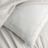 Set Filima Bej – cuvertură pique lyocell-bumbac, cearceaf satinat și 4 fețe pernă brodate, expus pe pat