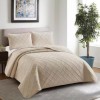 Elegantă cuvertură de pat dublu matlasată în crem cu design în romburi pentru un dormitor clasic și confortabil