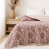 Cuvertura muselina 220x240 cm Victoria Roz inchis cu doua fete si model floral jacquard