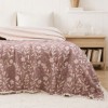 Cuvertura muselina 220x240 cm Victoria Roz inchis cu doua fete si model floral jacquard