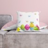 Față de pernă decorativă din bumbac 100%, cu un puișor adorabil, ouă colorate și flori pastelate, perfectă pentru decorul festiv de Paște.
