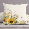 Față de pernă decorativă din bumbac 100%, cu iepurași printre floarea-soarelui și fluturi pastel, perfectă pentru decorul de Paște.