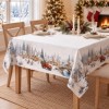 Fata de masa Craciun Home for Christmas alba cu sat inzapezit si camioneta rosie cu brad