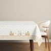Față de masă Ginny, bumbac 100%, cu iepurași, fluturi aurii și detalii florale pe un fundal pastelat, perfectă pentru decorul de Paște.