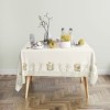 Fata de masa Paste YoYo 140x320cm, bumbac 100%, cu iepurași adorabili și flori delicate, perfectă pentru un decor festiv elegant.
