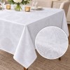 Fata de masa alba jacquard cu medalioane florale pe masa 150x150cm, fabricata in Romania