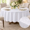 Fata de masa rotunda 180cm, alba jacquard cu frunze stilizate, aranjament floral si detaliu al tesaturii