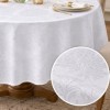 Fata de masa rotunda 180cm, alba jacquard cu flori, aranjament floral si detaliu al tesaturii