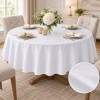 Fata de masa rotunda 180cm, alba satinata jacquard cu damasc floral, pe masa cu flori si accesorii aurii