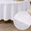 Fata de masa rotunda 240cm, alba satinata jacquard cu frunze stilizate pe masa festiva, cu detaliu al modelului