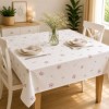Fata de masa teflonata 160x220 cm model Flori roz cu imprimeu floral delicat pe masa dreptunghiulara