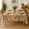 Fata de masa teflonata 160x220 cm model Frunze tropicale cu frunze verzi si accente rosu-corai pe masa dreptunghiulara