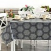 Fata de masa rotunda teflonata din bumbac, diametru 140cm model hexagonal, decor elegant pentru mese rotunde