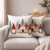 Fata de perna decorativa Craciun Koa 45x45 cm cu gnomi, casuta cu acoperis rosu si brazi inzapeziti