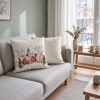 Fata de perna decorativa Craciun Lucca 45x45 cm cu casute inzapezite si biserica pe fundal crem
