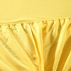 Husă de pat cu elastic 100x200cm, de culoare galben intens, într-un dormitor modern.